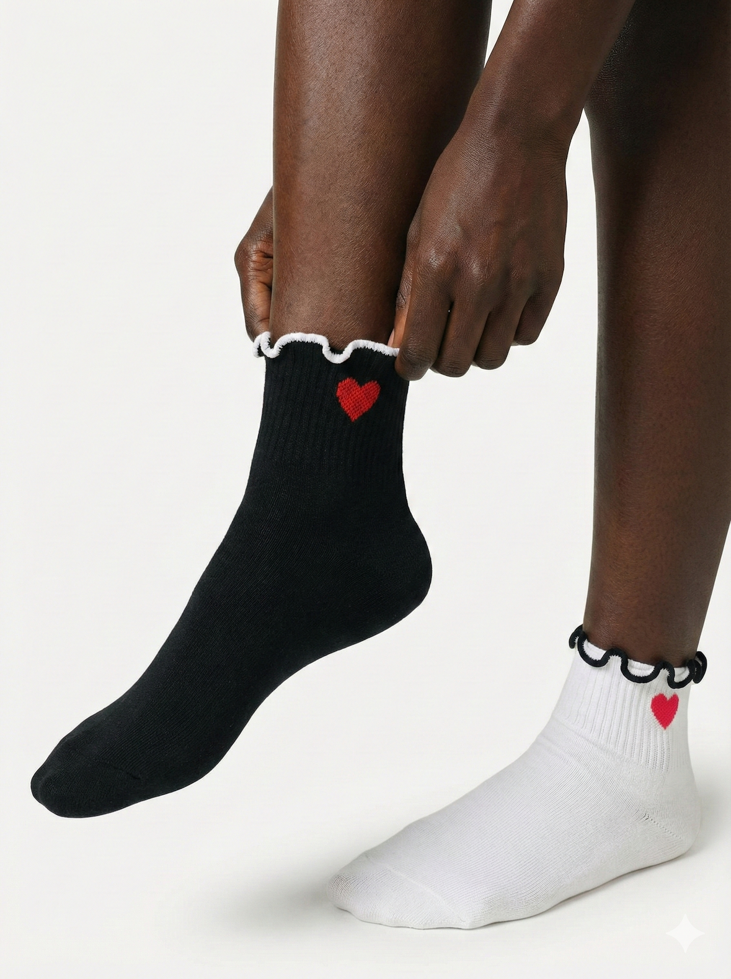 Kadın Kalp Desenli Fırfırlı Soket Çorap 2’li Set (Siyah & Beyaz) – Sevimli & Şık